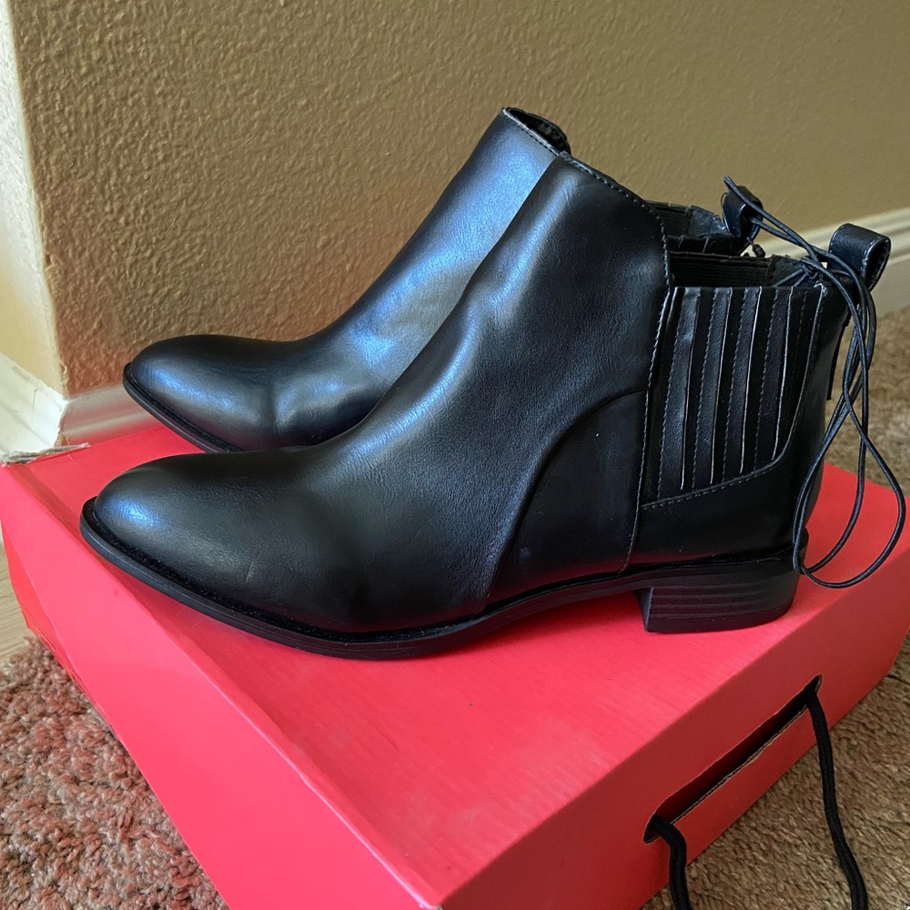 Forever 21 NWT Black Slip On Ankle Boots Size 7.5
